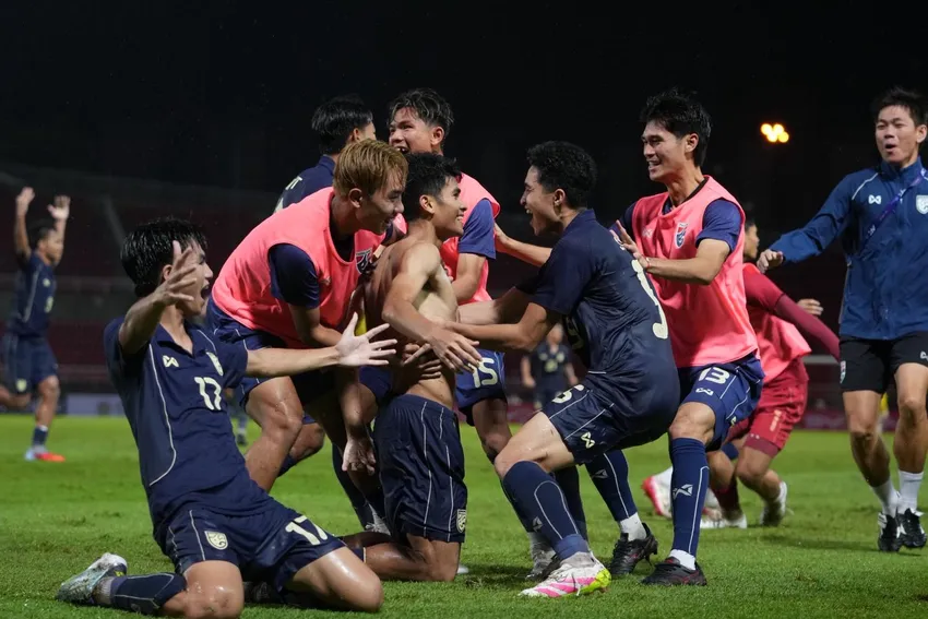 Chủ nhà U-23 Thái Lan qua mặt Malaysia phút bù giờ để góp mặt ở vòng chung kết U-23 châu Á. Ảnh: CCT. u-23-viet-nam-o-nhom-hat-giong-cao-hon-thai-lan (4).jpg