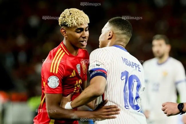 Mbappe bảo vệ đàn em Yamal. Ảnh: EPA. tài năng trẻ Yamal