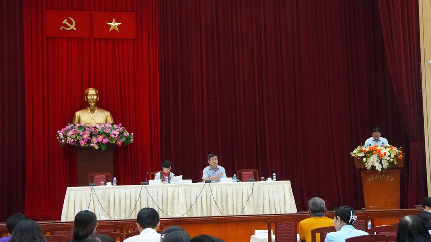 Ông Phan Thanh Tùng - Phó GĐ Sở Tư Pháp và bà Ngô Minh Hồng - Chủ tịch Hội Công chứng viên chủ trì hội nghị. Ảnh:TRẦN LINH chứng-thục-chữ-ký.jpg