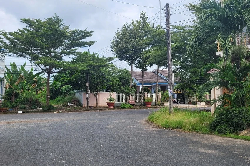 Thửa đất tranh chấp bà Hồng xác định nằm ngay sau đất nhà bị đơn nhưng tòa sơ thẩm nhận định bà Hồng không xác định được vị trí đất của mình. Ảnh: TRẦN VŨ thửa đất biến mất