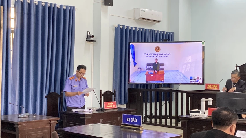 Đại diện VKSND TP Thủ Đức đọc cáo trạng tại phiên tòa trực tuyến. Ảnh: TRẦN LINH Trương-Thanh-Tịnh-0.jpg