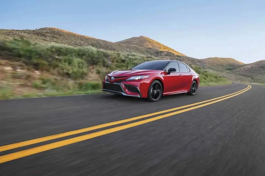 Toyota Camry Hybrid 2024 có thể đạt được mức tiêu thụ tổng hợp lên tới 52 mpg (4,5 lít/100 km). Ảnh: Motorbiscuit. Day-la-3-mau-xe-tiet-kiem-nhien-lieu-nhat-3.jpg