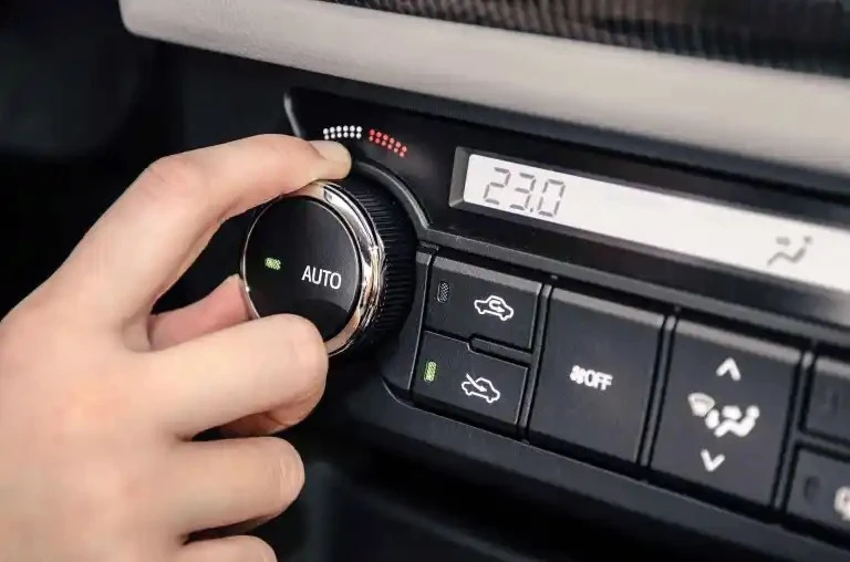 Khi ngoài trời nắng nóng hay bị bao quanh bởi các chất ô nhiễm thì bạn nên sử dụng tuần hoàn trong ô tô. Ảnh: iStock. Khi nào nên sử dụng tuần hoàn trong ô tô của bạn.jpg