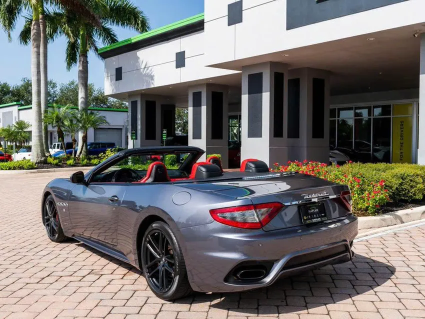 Maserati GranTurismo thế hệ đầu tiên là một biểu tượng của sự độc đáo. Ảnh: Motorbiscuit. Top xe mui trần đã qua sử dụng giá dưới 400 triệu đồng.jpg