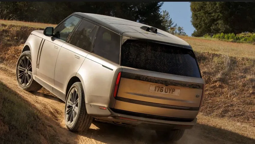 Range Rover được xem là "người khai sinh" cho phân khúc SUV hạng sang kết hợp khả năng off-road xuất sắc Ảnh: Carbuzz. Top xe SUV hạng sang mạnh mẽ vượt địa hình đỉnh cao.jpg