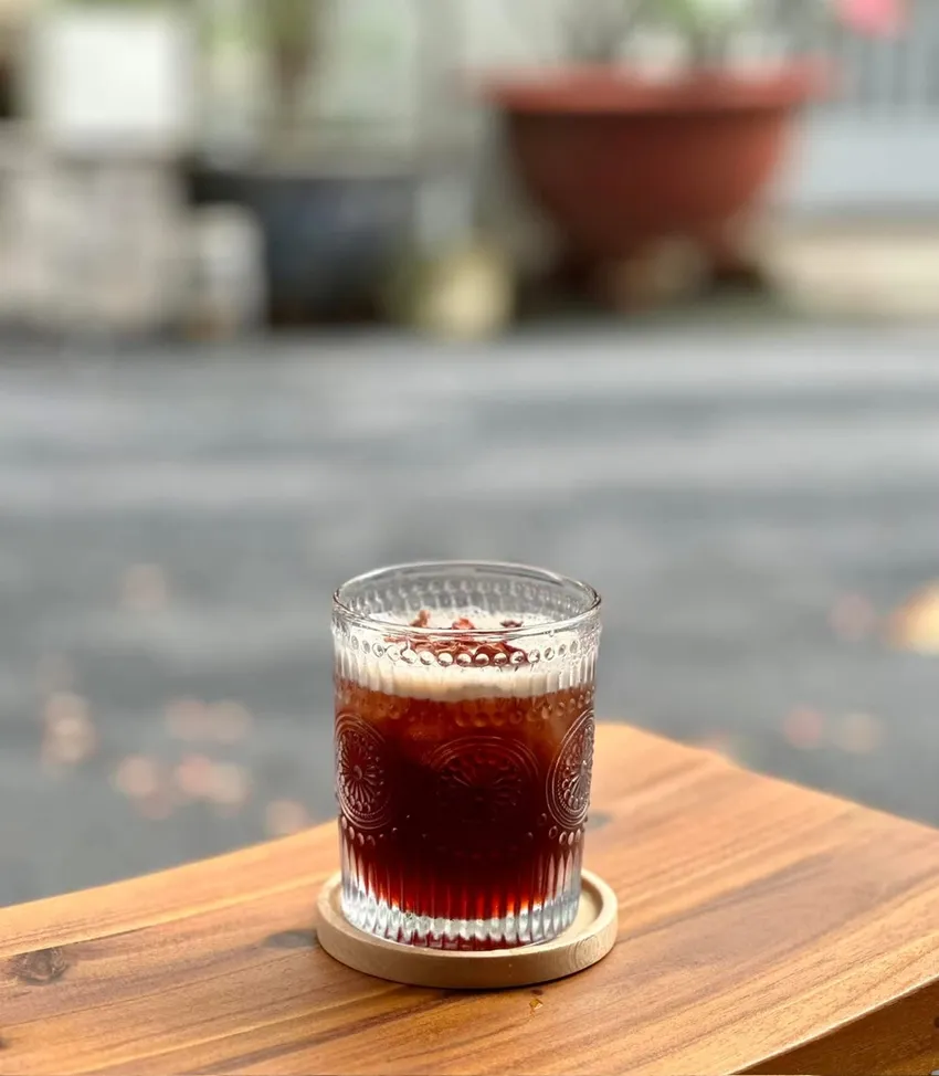 Trên thực tế, một số chuyên gia y tế hiện nay khuyến cáo không nên uống quá nhiều nước trước khi ngủ. Ảnh: PHƯƠNG LÊ. Uống quá nhiều nước trước khi ngủ: Thói quen sai lầm phá hoại sức khỏe tổng thể.jpg