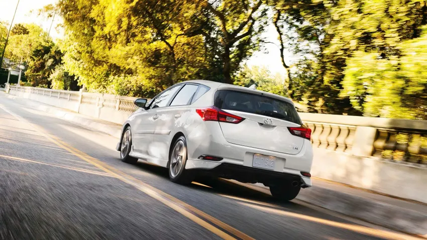 Corolla 2018 là mẫu xe cơ bản, nổi tiếng với độ tin cậy tuyệt đối của Toyota. Ảnh: Toyota. Top mẫu xe hộp số sàn đã qua sử dụng dưới 400 triệu đồng đáng mua nhất.jpg