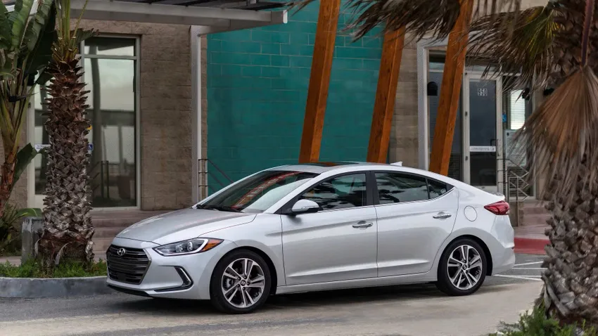Elantra 2018 sở hữu kiểu dáng và các tính năng vượt trội. Ảnh: Hyundai. Top mẫu xe hộp số sàn đã qua sử dụng dưới 400 triệu đồng đáng mua nhất.jpg