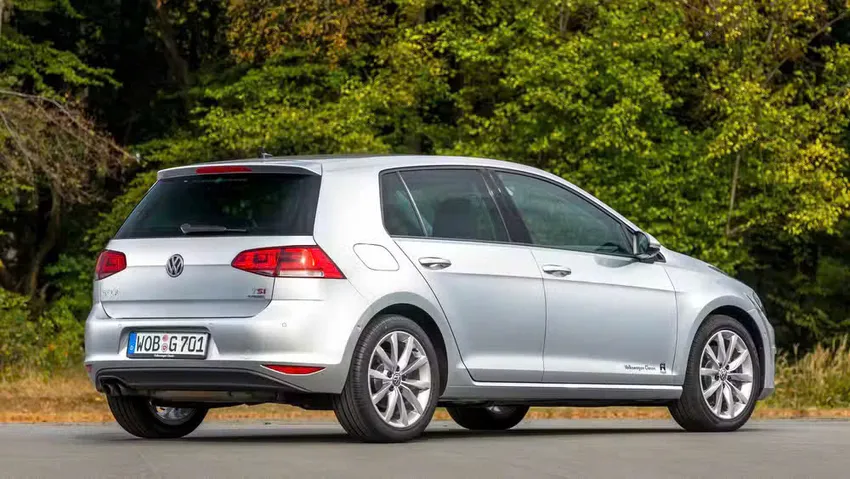 Bản Golf 2019 tiêu chuẩn vẫn mang đến trải nghiệm lái thú vị. Ảnh: Volkswagen. Top mẫu xe hộp số sàn đã qua sử dụng dưới 400 triệu đồng đáng mua nhất.jpg