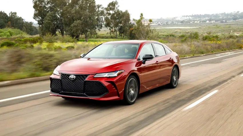 Chiếc Toyota Avalon thế hệ thứ năm và cũng là thế hệ cuối cùng mang đến phong cách năng động. Ảnh: Toyota. 5 mẫu sedan cỡ lớn đã qua sử dụng chất lượng với giá dưới 530 triệu đồng.jpg