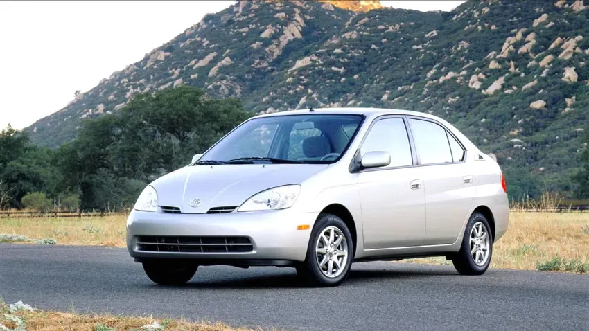 Prius là mẫu xe hybrid sản xuất hàng loạt thành công đầu tiên trên thế giới. Ảnh: Toyota. 10 mẫu xe Toyota định hình lịch sử và thay đổi ngành công nghiệp.jpg