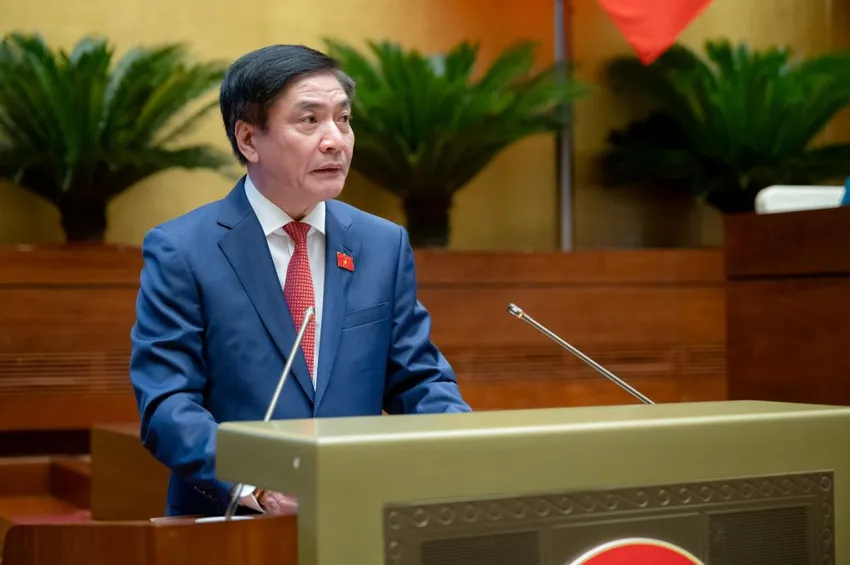 Tổng Thư ký Quốc hội Bùi Văn Cường trình bày dự thảo Nghị quyết. Ảnh: QH Quyết nghị tăng lương cơ sở lên 2.340.000 đồng/tháng từ 1-7-2024