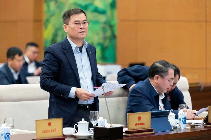 Thứ trưởng Bùi Văn Khắng trình bày tờ trình việc giảm tiền thuê đất. Ảnh: QH TVQH-bui-van-khang.jpg