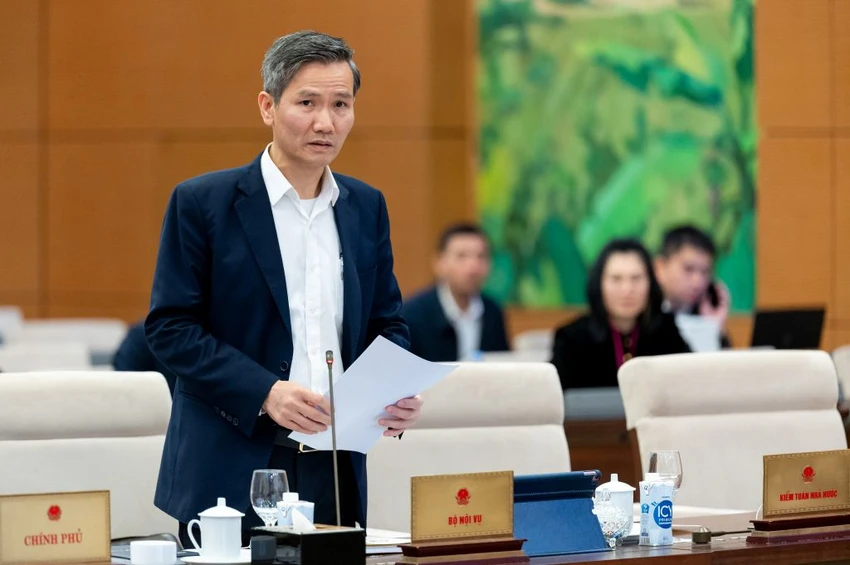 Thứ trưởng Bộ Nội vụ Cao Huy trình bày tờ trình của Chính phủ đề nghị giải thích một điều trong luật Thi đua khen thưởng. Ảnh: QH TVQH-cao-huy.jpg
