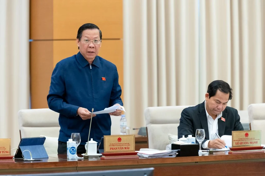 Chủ nhiệm Ủy ban Kinh tế và Tài chính trình bày báo cáo thẩm tra. Ảnh: QH TVQH-phan-van-mai.jpg