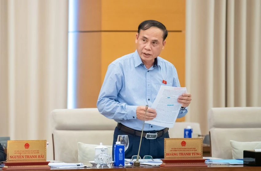 Phó Chủ nhiệm Ủy ban Pháp luật và Tư pháp Hoàng Văn Liên trình bày báo cáo thẩm tra. Ảnh: QH tvqh-hoang-van-lien.jpg