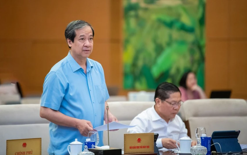 Bộ trưởng Nguyễn Kim Sơn trình bày tờ trình. Ảnh: QH tvqh-nguyen-kim-son.jpg