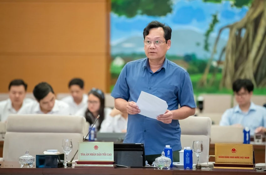 Phó Chánh án TAND Tối cao Nguyễn Văn Tiến trình bày tờ trình. Ảnh: QH tvqh-tand-tran-van-tien.jpg