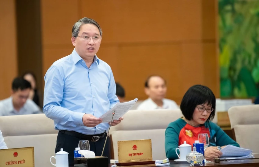 Bộ trưởng Nguyễn Hải Ninh trình bày tờ trình. Ảnh: QH tvqh-nguyen-hai-ninh.jpg
