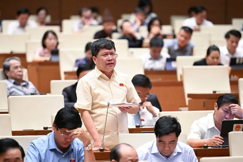 ĐB Tạ Văn Hạ cho rằng Luật Quy hoạch sửa đổi, bổ sung nhiều lần mà vẫn vướng. Ảnh: QH luat-quy-hoach-ta-van-ha.jpg