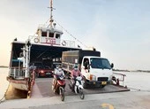 Đi về miền Tây dịp Tết cần chú ý điều này ảnh 2 Phà Rạch Miễu tạm kẹt xe kéo dài, 2 phà nằm không tại bến