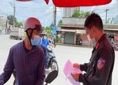 Chùm ảnh: Kiểm tra ở các chốt kiểm soát dịch cửa ngõ TP.HCM ảnh 8 Xe hai bánh phải quay đầu nếu không có giấy xét nghiệm COVID-19