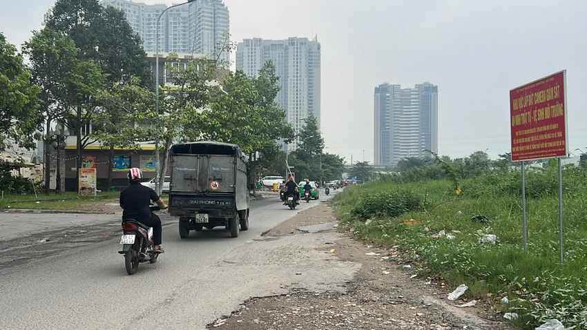 Đường Nguyễn Hoàng hiện hữu nhỏ, hẹp và thường xuyên xuống cấp. Ảnh: ĐT duong-nguyen-hoang