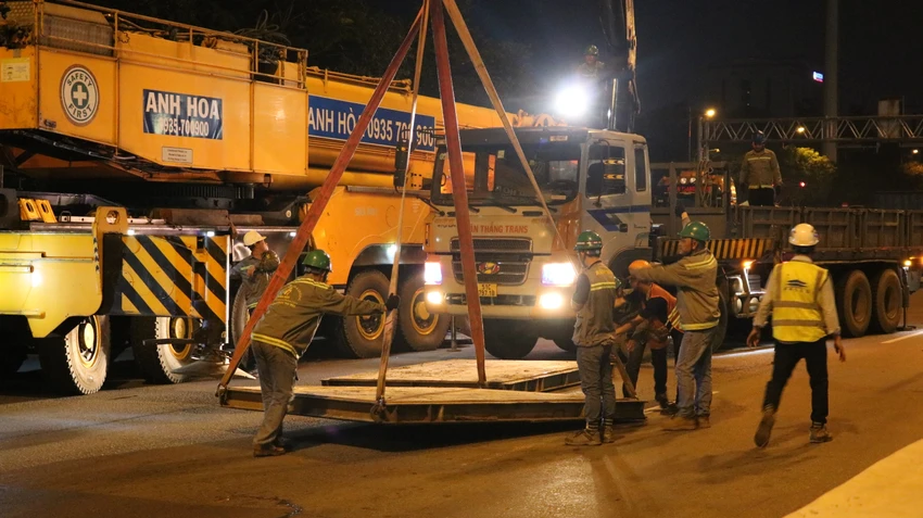 Các công nhân công trình làm việc xuyên đêm để hoàn thành việc lắp dựng dầm cầu. cau-bo-hanh-2.JPG