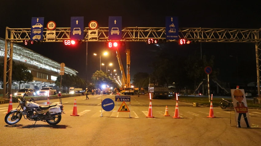 Đường Võ Nguyên Giáp đoạn ngã tư Khu công nghệ cao được CSGT Rạch Chiếc phân luồng giao thông để phục vụ việc thi công cầu bộ hành. cau-bo-hanh-3.JPG
