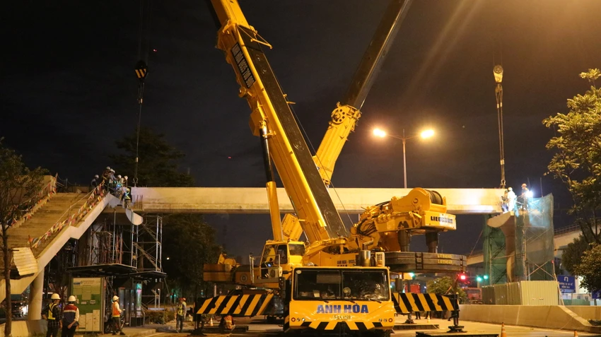 Toàn cảnh dầm cầu đầu tiên được lắp dựng cho cầu bộ hành tuyến nhà ga Khu công nghệ cao. dam-cau-bo-hanh.JPG
