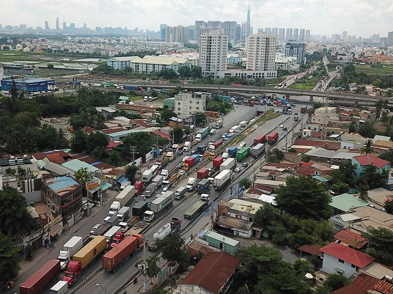 Đường Đồng Văn Cống được mở rộng giúp người dân đi lại thuận tiện, lưu thông hàng hóa thông suốt Ảnh: HOÀNG GIANG mở rộng đường Đồng Văn Cống