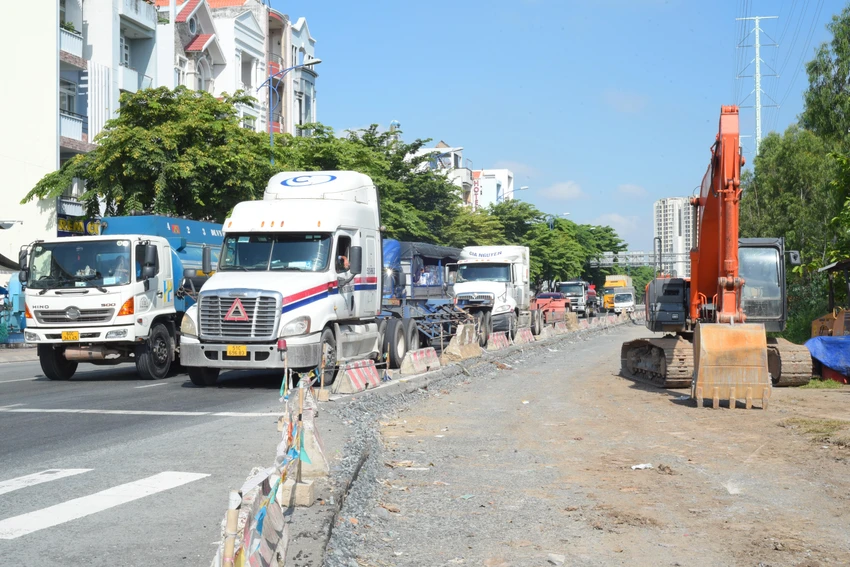 Đường Đồng Văn Cống có mật độ phương tiện đi lại rất lớn. Ảnh: ĐÀO TRANG đường Đồng Văn Cống