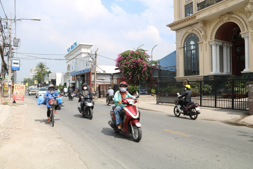 400m đường Đỗ Xuân Hợp chưa thể mở rộng.Ảnh: NT đường Đỗ Xuân Hợp