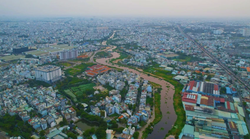 Việc tổ chức giao thông khu vực dạ cầu An Lập, quốc lộ 1 là để phục vụ thi công cải tạo môi trường kênh Tham Lương - Bến Cát - rạch Nước Lên. Ảnh: Nguyễn Tiến Cầu An Lập