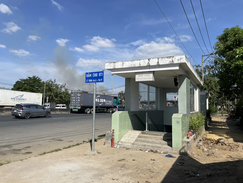 Khu vực nút giao thông Bình Thuận – huyện Bình Chánh có nhiều người thường xuyên tụ tập để ngủ, sinh hoạt, thậm chí có một số đối tượng hút chích. Ảnh: CTV hầm chui