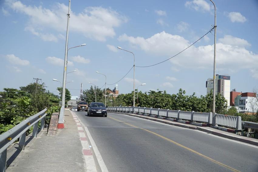 Cầu Ông Nhiêu hiện hữu nhỏ, hẹp. Ảnh: ĐÀO TRANG cầu Ông Nhiêu
