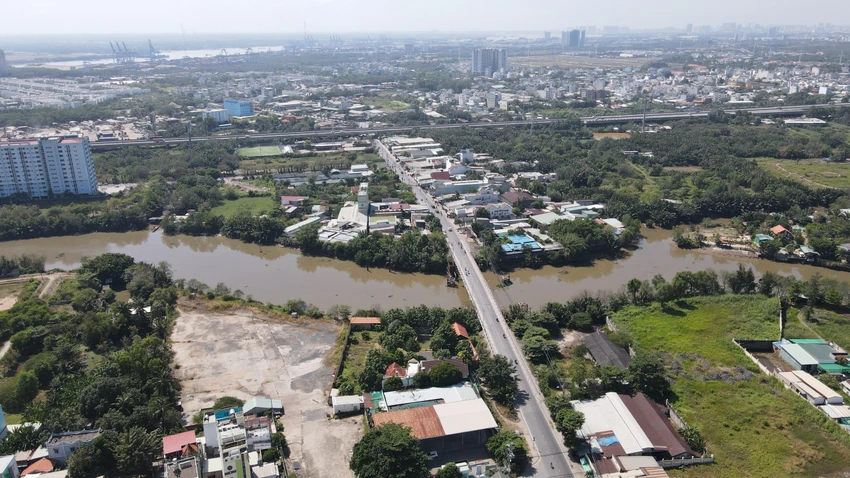Cầu Ông Nhiêu tạm ngưng nhiều năm nay vì thiếu mặt bằng. Ảnh: ĐÀO TRANG cầu Ông Nhiêu