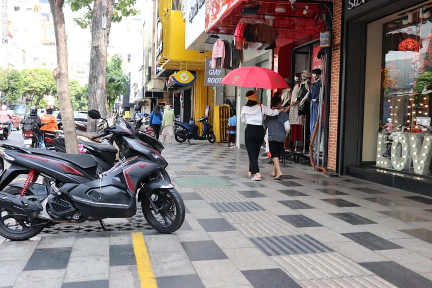 TP.HCM đang kiến nghị Bộ GTVT và Bộ Tài chính hướng dẫn sử dụng tạm thời lòng đường, hè phố. Ảnh: Ánh Dương thu phí lòng đường, vỉa hè