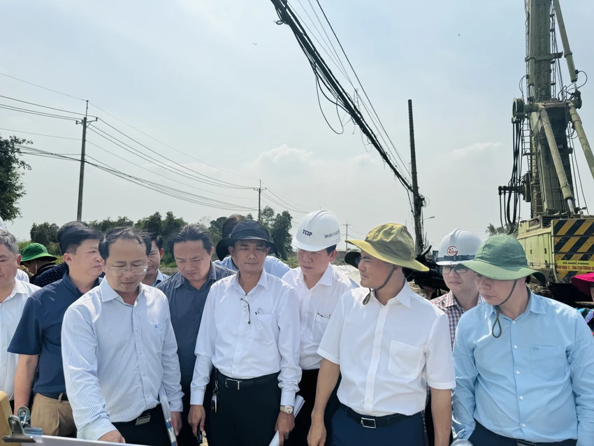 Phó Chủ tịch UBND TP.HCM Bùi Xuân Cường giám sát việc thi công dự án vành đai 3. Ảnh: ĐÀO TRANG Thành uỷ TP.HCM công bố 10 sự kiện tiêu biểu về công tác xây dựng đảng-vanh-dai-39.jpg