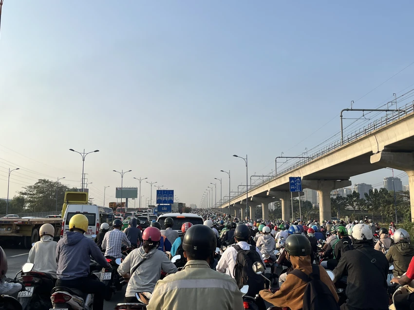 Hiện khu vực ga metro số 1 - ga Rạch Chiếc đang triển khai thi công hạng mục cầu bộ hành. ùn ứ ở Võ Nguyên Giáp