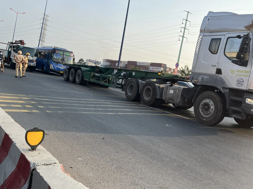 Lực lượng CSGT có mặt để tổ chức phân luồng giao thông ùn ứ ở Võ Nguyên Giáp