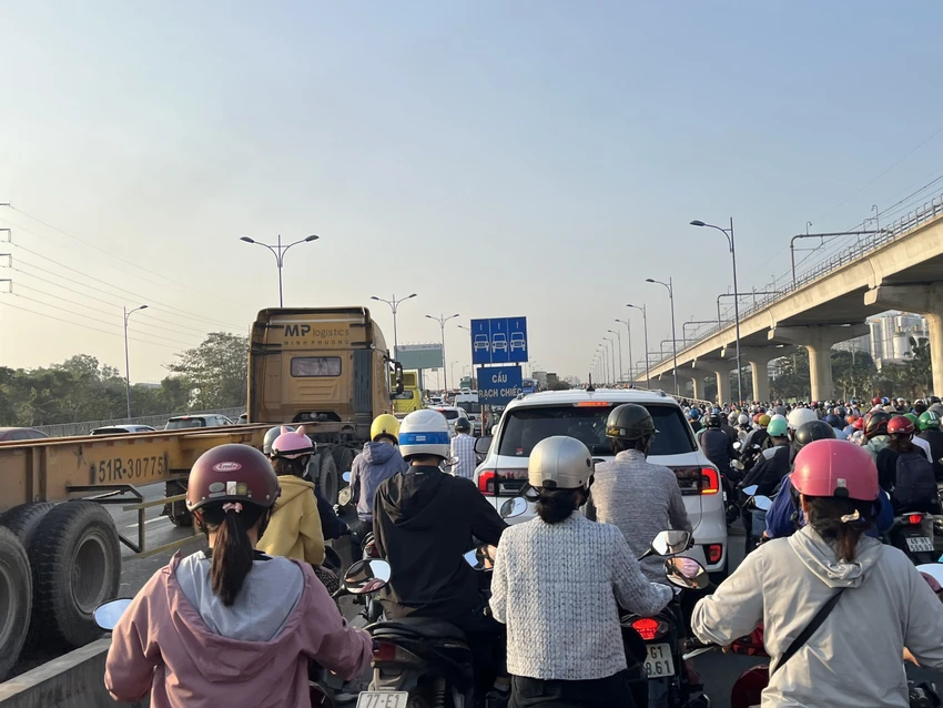 Sáng ngày 22-1, đường Võ Nguyên Giáp ùn ứ kéo dài. ùn ứ ở Võ Nguyên Giáp