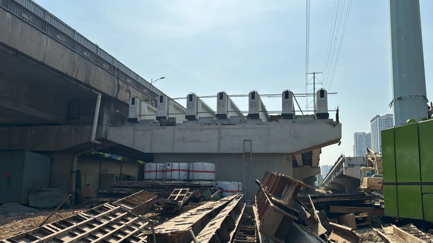 Ban Giao thông và các nhà thầu vừa thi công vừa tổ chức giao thông, đảm bảo đi lại cho người dân. an-phu7.JPG