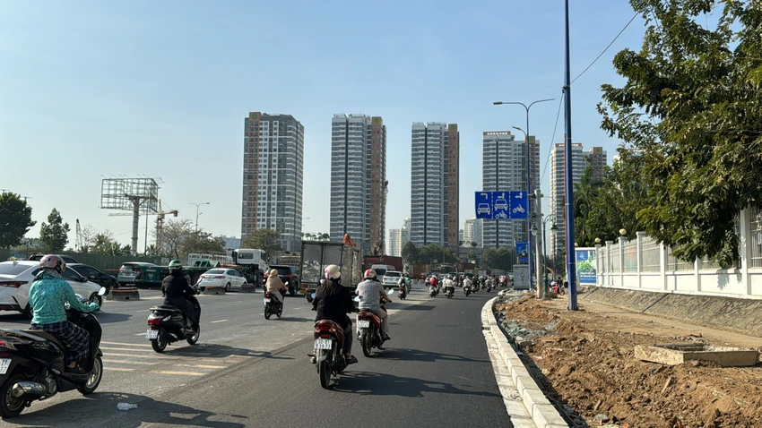 Mặt đường được tái lập, mở rộng. anphu1.jpg