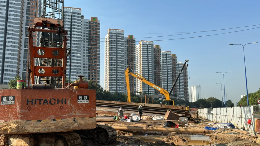 Công trường nhộn nhịp trên đường Mai Chí Thọ. anphu22.jpg