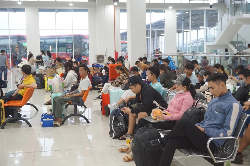 TP.HCM sẽ không để tình trạng lợi dụng tăng giá vé không đúng quy định dịp lễ 30-4. Ảnh: ĐT dịp lễ 30-4
