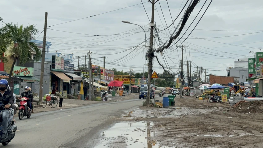Nhà dân lùi sâu vào trong, bàn giao đất cho nhà nước thực hiện dự án mở rộng đường Lò Lu.Ảnh: ĐT mở rộng đường Lò Lu