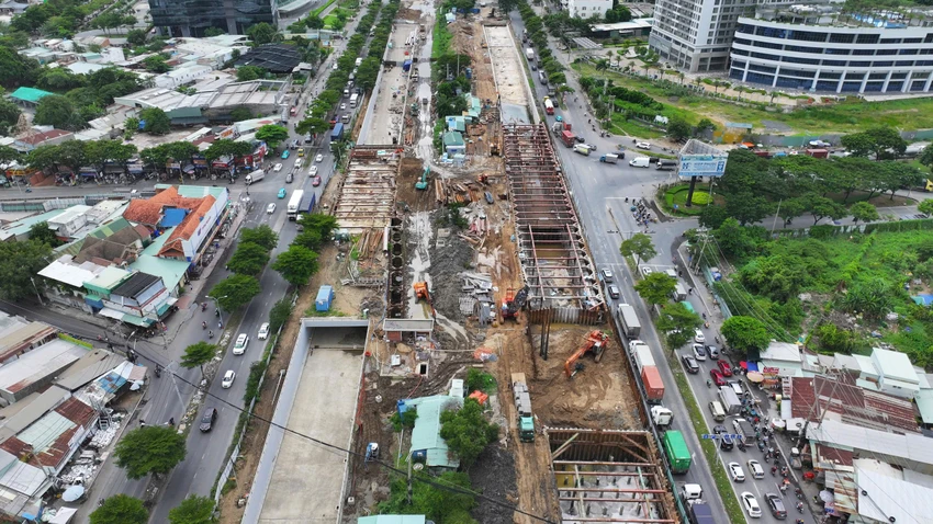 TP.HCM đang tích cực triển khai hàng loạt công trình trọng điểm. Ảnh: NGUYỄN TIẾN Vì sao các công trình trọng điểm TP.HCM thi công thường bị ùn ứ