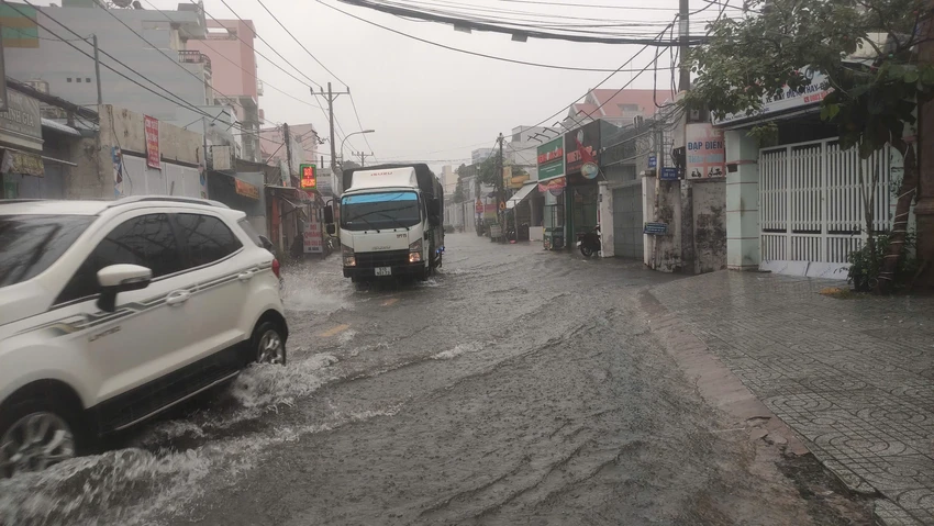 Đường Tây Hoà cũng đã bắt đầu ngập. Ảnh: HỒNG NHẬT mua-ngap-1.jpg