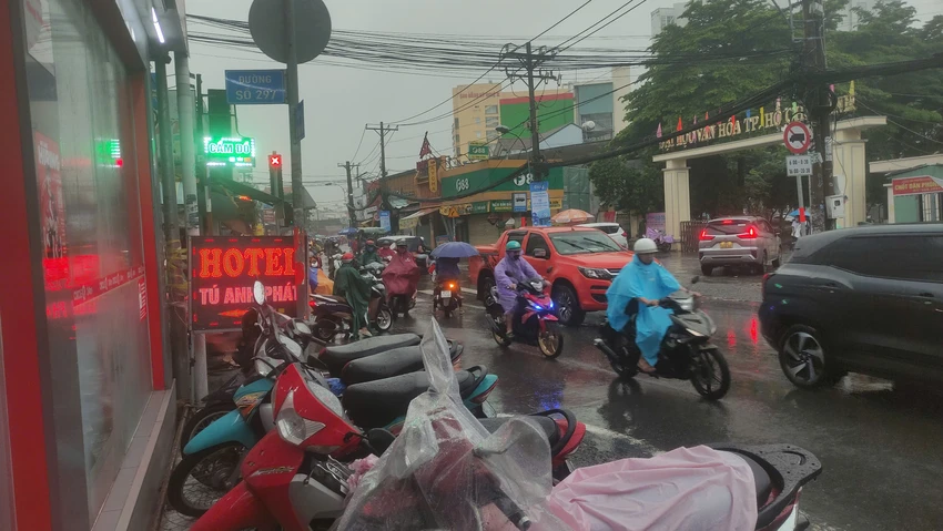 Cơn mưa kéo dài tới hơn 11 vẫn chưa có dấu hiệu giảm. Ảnh: HỒNG NHẬT mua-ngap-3.jpg